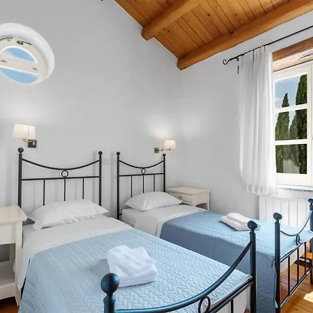 Cozy In With Outdoor Swimming Pool Сasa de vacaciones