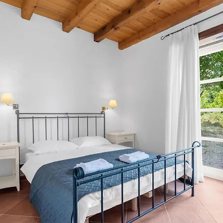 Cozy In With Outdoor Swimming Pool Сasa de vacaciones