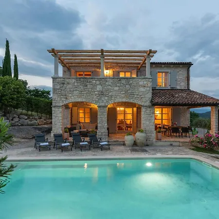 Cozy In With Outdoor Swimming Pool Сasa de vacaciones Sovinjak