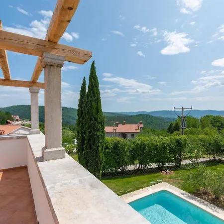 Cozy In With Outdoor Swimming Pool Сasa de vacaciones *