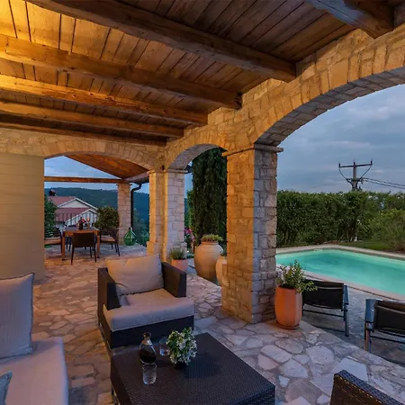 Cozy In With Outdoor Swimming Pool Сasa de vacaciones
