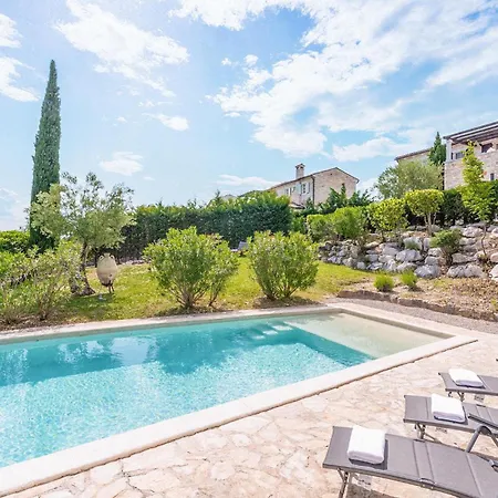 Cozy In With Outdoor Swimming Pool *