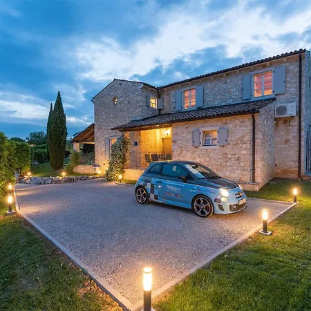 Cozy In With Outdoor Swimming Pool Сasa de vacaciones