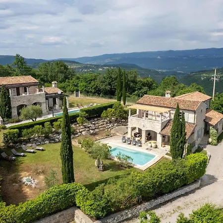 Cozy In With Outdoor Swimming Pool Сasa de vacaciones
